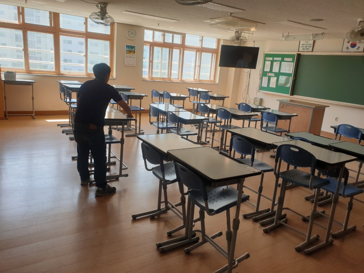 벽면도색 벽면 페인트 작업에 따른 교실 집기 이전 정리