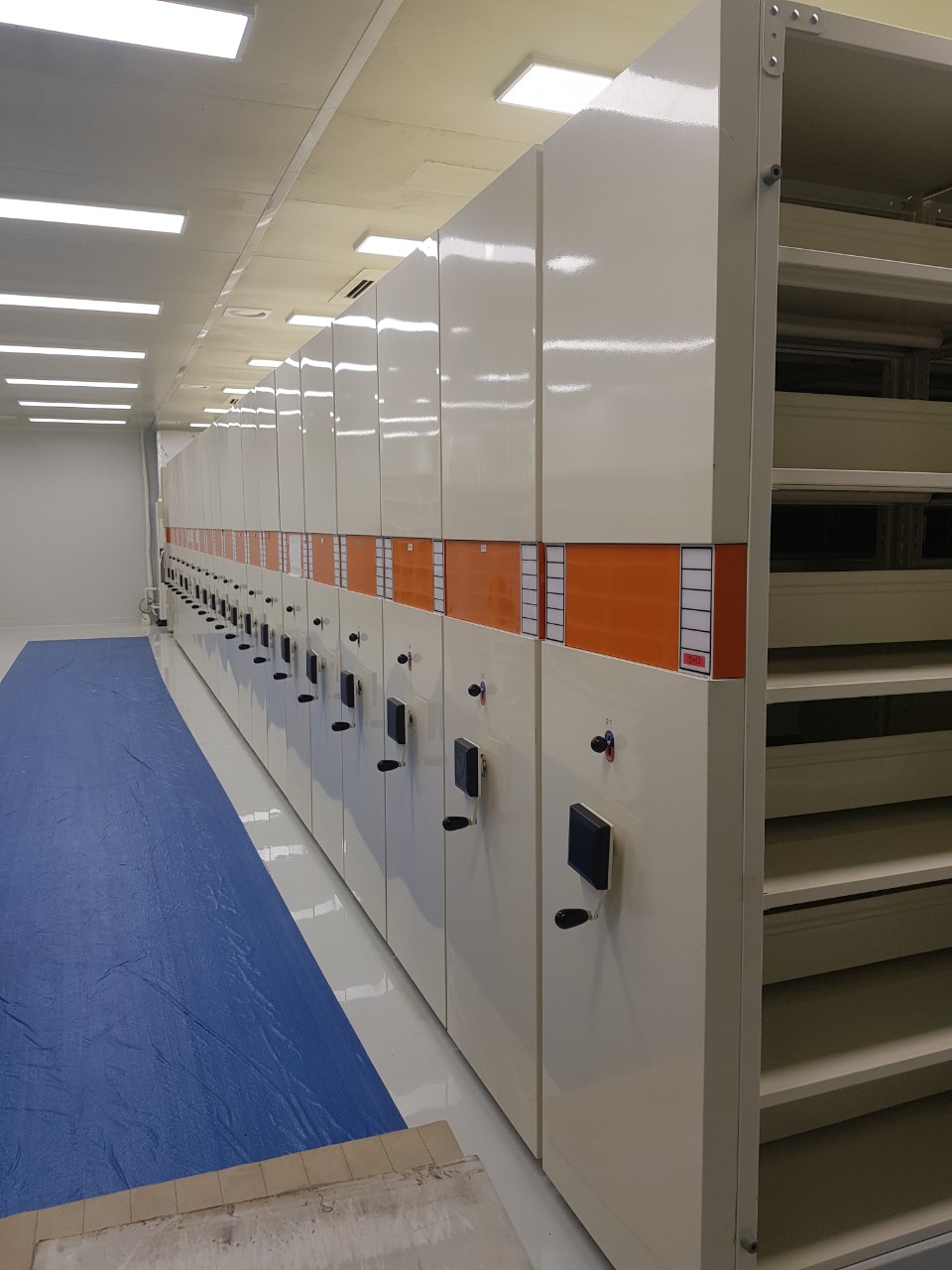 모빌랙설치 모빌랙 설치 및 서류운반 후 재배치했습니다.