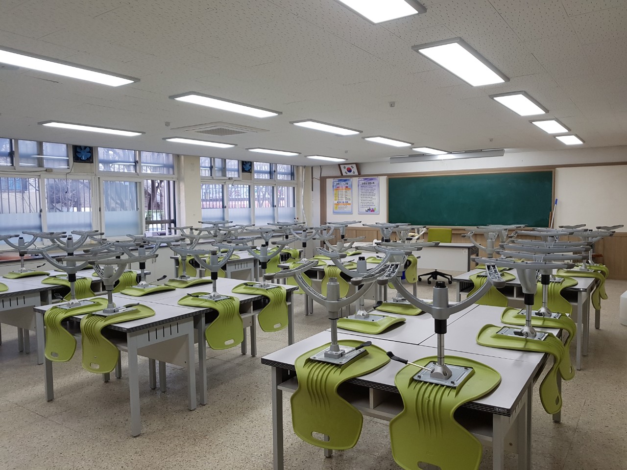 고등학교이사 석면공사에 따른 고등학교이사 100톤 물량!